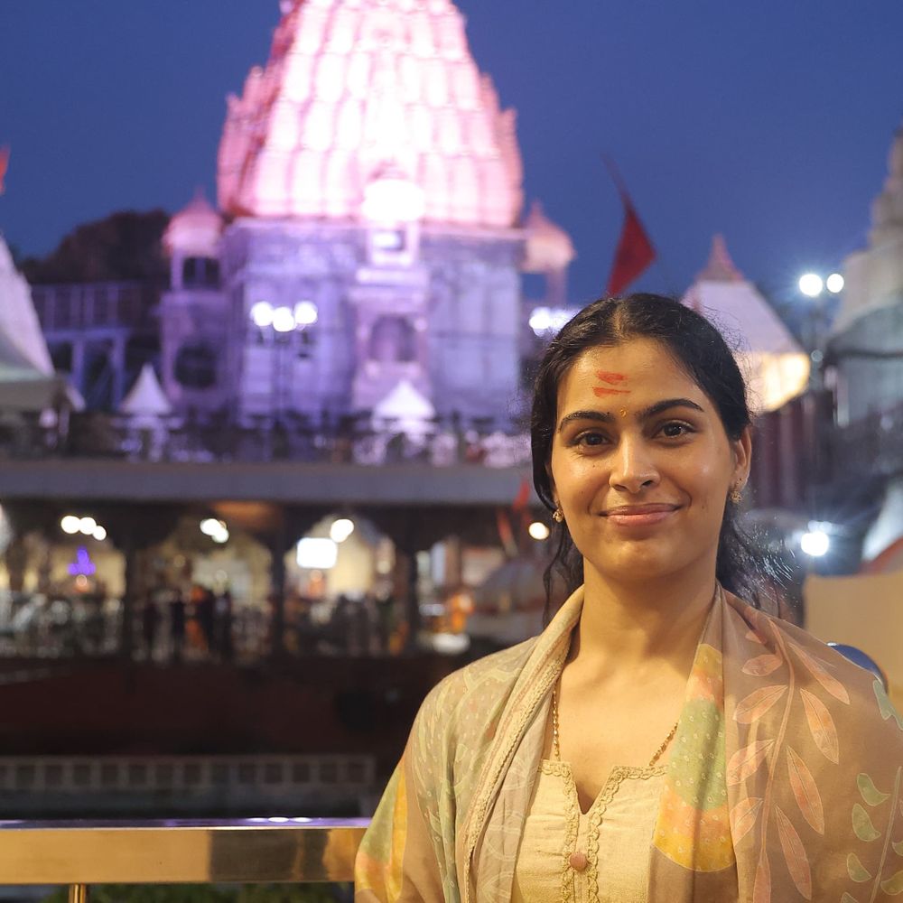 
                 ओलंपिक पदक विजेता मनु भाकर ने किए महाकाल दर्शन:भस्म आरती में शामिल होकर नंदी के कान में कही मनोकामना 
            