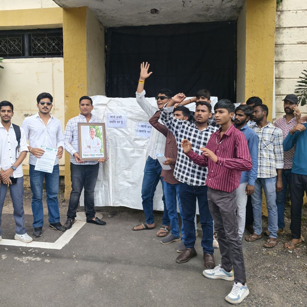 
                 राजीव गांधी कॉलेज के LED बोर्ड से नाम गायब:मंदसौर में NSUI का प्रदर्शन, प्राचार्य ने 2 हफ्ते में सुधार का दिया आश्वासन 
            