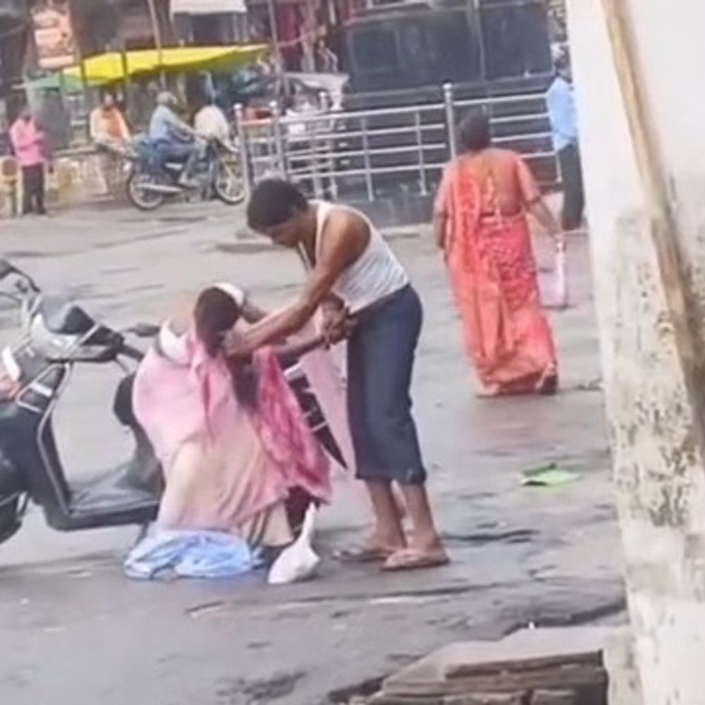 सिंगरौली: अंबेडकर चौराहे पर पुरुष-महिला ने की बीच सड़क मारपीट:स्थानीय लोगों बोले- दोनों नशे में थे; पुलिस चेकिंग पॉइंट पर उठे सवाल