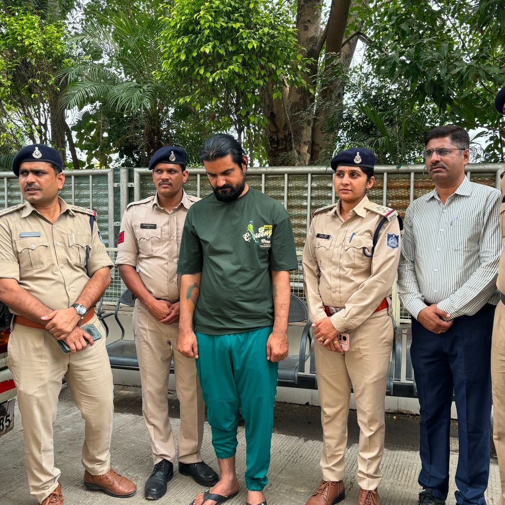 
                 महिला से 1.27 करोड़ खर्च कराने वाला आरोपी गिरफ्तार:शादी का झांसा देकर ठगा, फिल्मों से प्रेरित होकर सीखा पुलिस को चकमा देना 
            