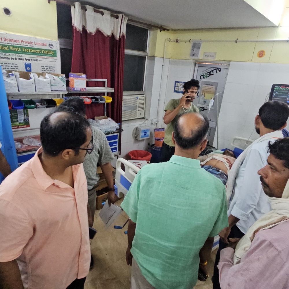 एक्सप्रेस-वे पर आमने-सामने भिड़े एंबुलेंस-ट्रैक्टर:चित्रकूट में एक की मौत, 22 घायल; चीख-पुकार के बीच राहगीरों ने बचाई जान