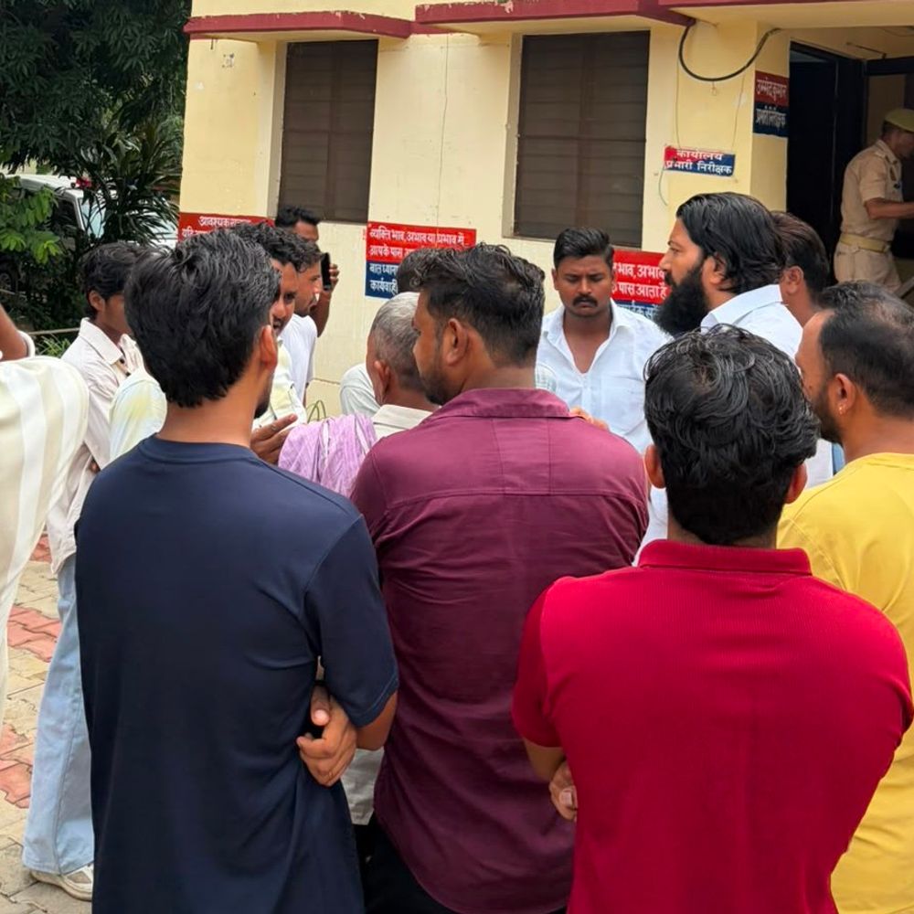 सहारनपुर में पुलिसकर्मी ने नाबालिग छात्रों को पीटा:बजरंग दल का थाने में हंगामा, 24 घंटे में बर्खास्त न करने पर आंदोलन की चेतावनी