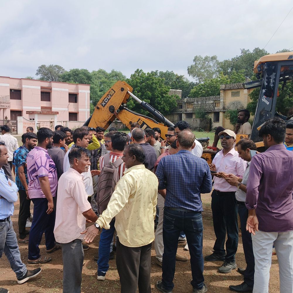 
                 नीमच में खेल मैदान पर निर्माण कार्य रोका:अन्य स्थान पर स्कूल बनाने की मांग; खेल प्रेमियों के विरोध के बाद SDM पहुंचे 
            