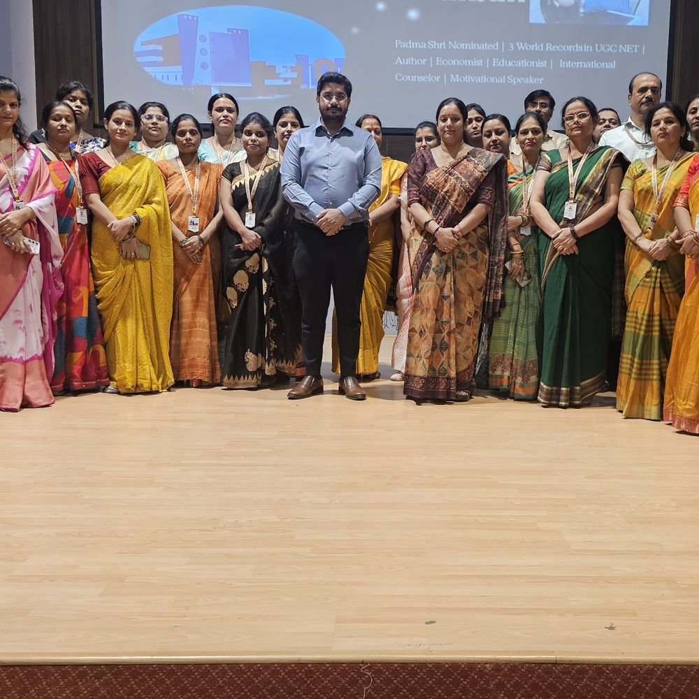 कानपुर के स्कूलों में मानसिक स्वास्थ्य पर विशेष अभियान:डॉ. अमित निरंजन ने शुरू किया मेंटल हेल्थकेयर मिशन; शिक्षकों और छात्रों को मिला साइकोलॉजिकल ट्रेनिंग