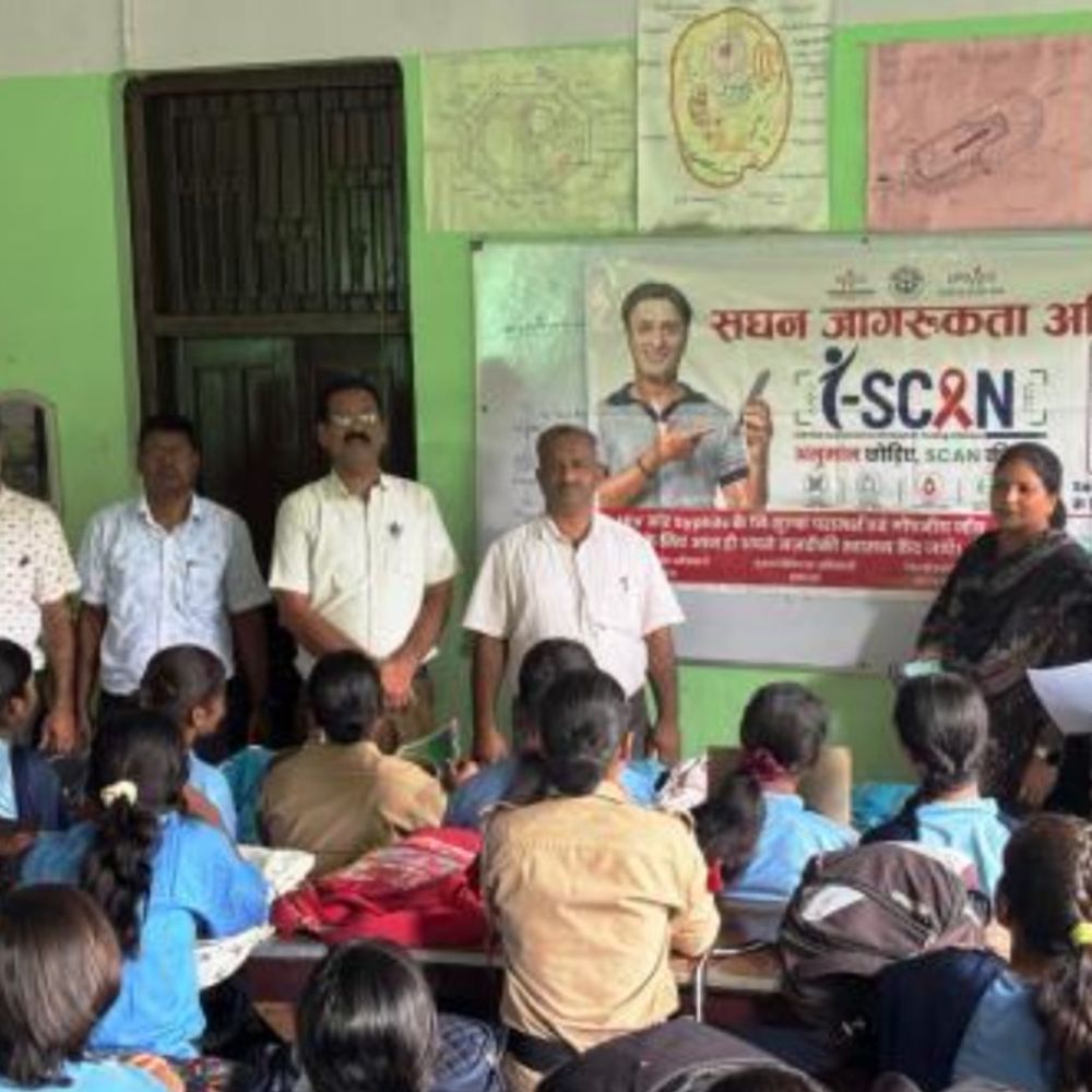 हाथरस में जागरूकता कार्यक्रम:स्टूडेंट्स को मिली HIV-एड्स से बचाव की जानकारी: विशेषज्ञ बोले- भ्रांतियों से बचें, समय पर जांच व इलाज है जरूरी