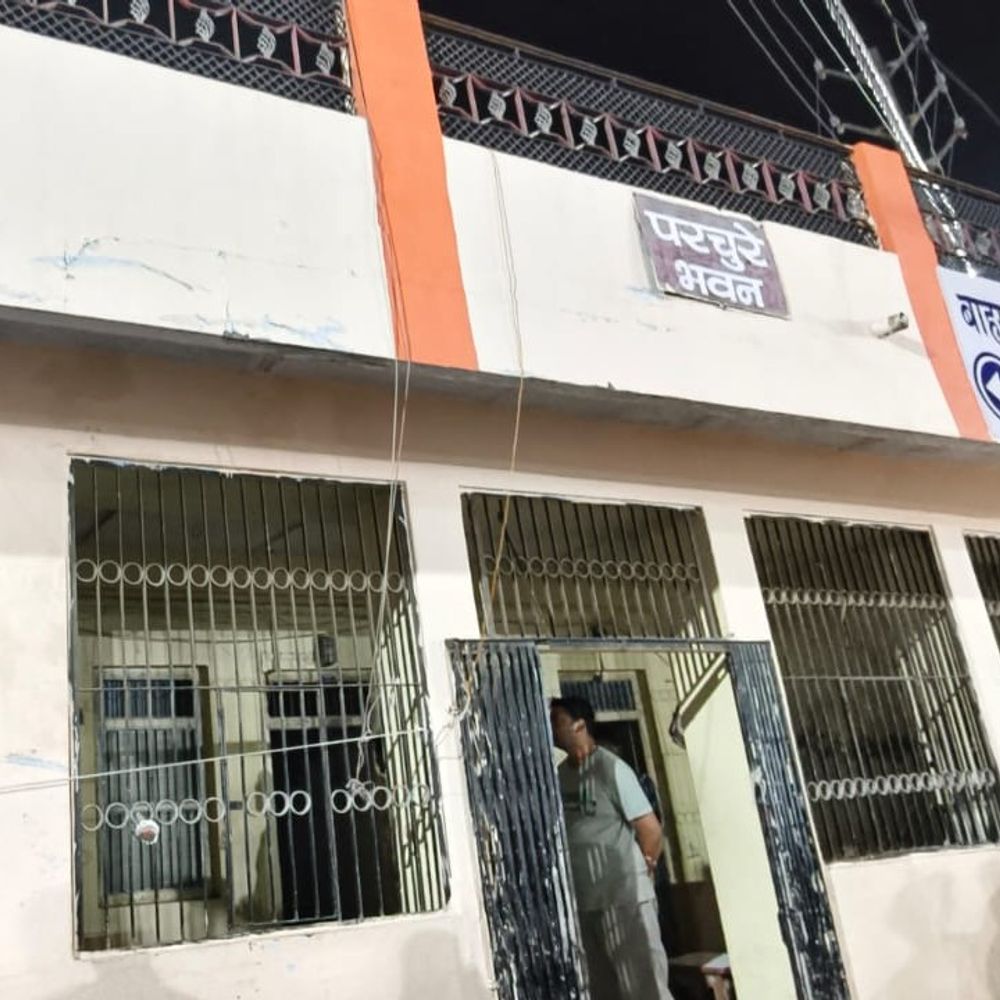 
                 महाकाल शयन आरती के बाद परचुरे भवन पर चला बुलडोजर:उज्जैन में 60 साल पुराना जर्जर भवन 60 मिनट में जमींदोज 
            