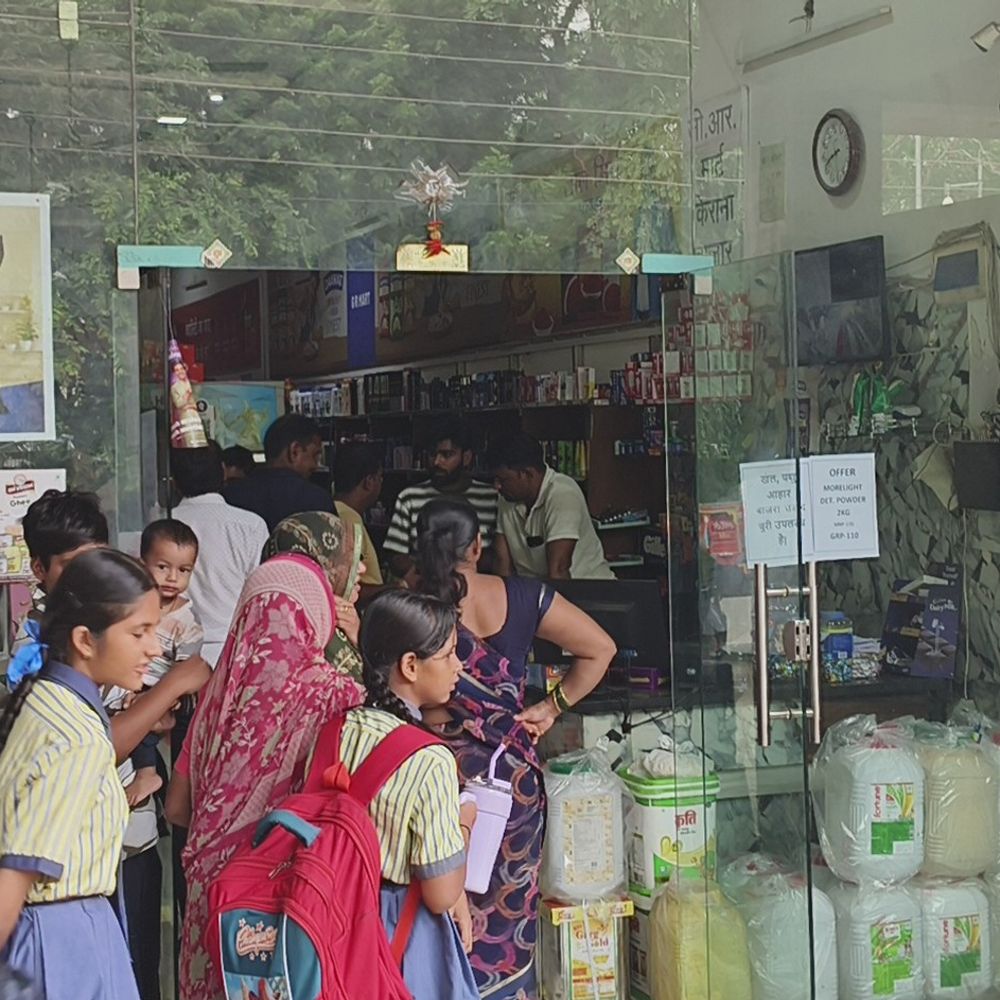 
                 नीमच सिटी थाने से 200 मीटर दूर चोरी:जीआर मार्ट से 7 हजार कैश, चॉकलेट ले उड़े 2 बदमाश 
            