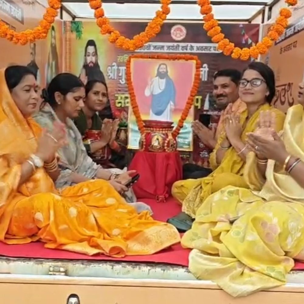 सिंगरौली में गुरु रविदास जयंती पर निकली कलश यात्रा:राज्यमंत्री राधा सिंह ने ऑटो में बैठकर गाए भजन, दिया समरसता संदेश