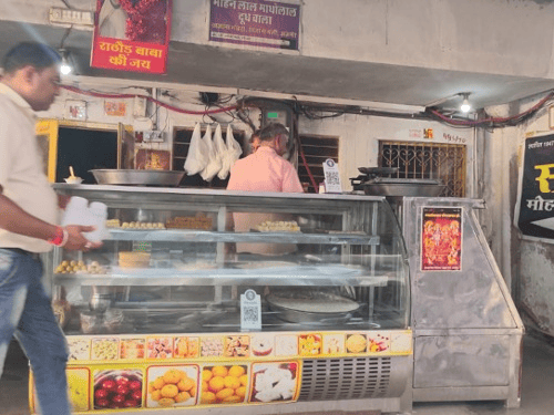 अजमेर में मिठाई दुकान पर चूहे घूमते मिले:बिना लाइसेंस चल रही थी दुकान; फूड डिपार्टमेंट ने मावा-कलाकंद के लिए सैंपल