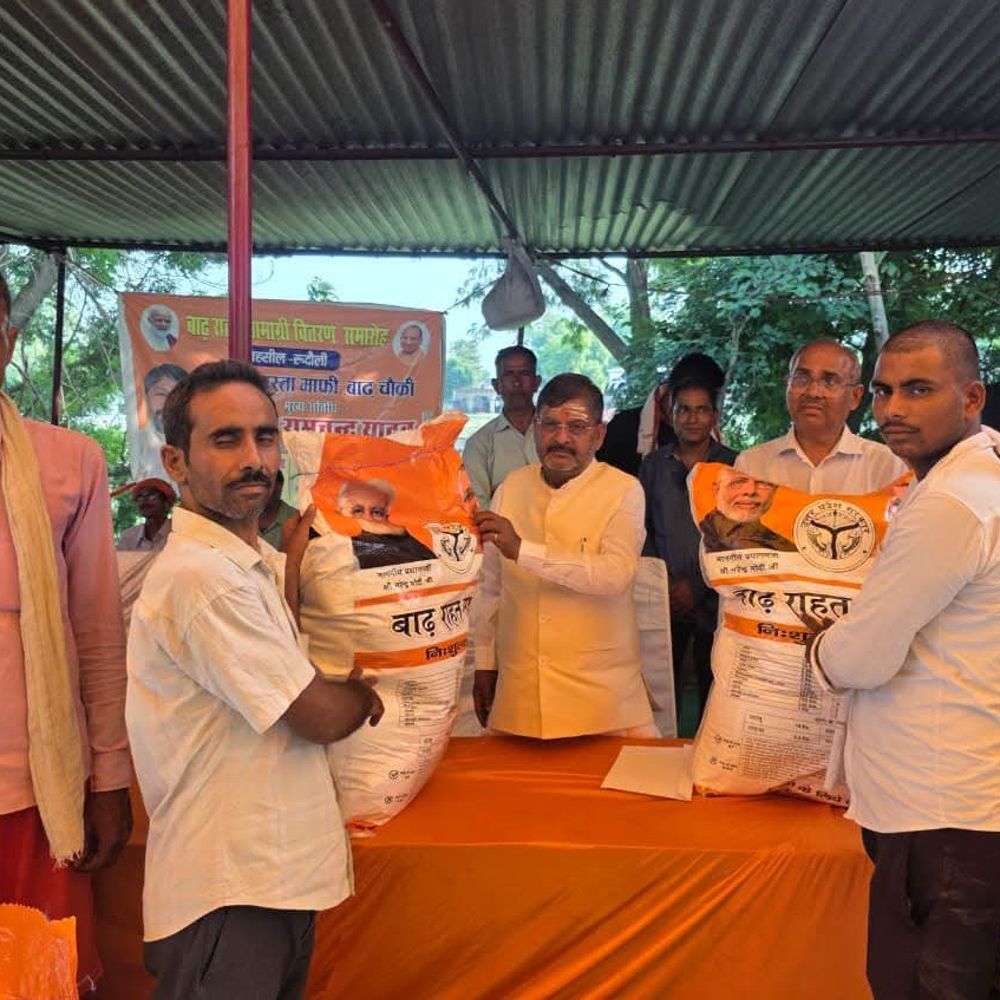 बाढ़ प्रभावित 295 परिवारों को मिली राहत किट:रुदौली विधायक ने बांटी सामग्री, कहा- सरकार हर संभव मदद को प्रतिबद्ध