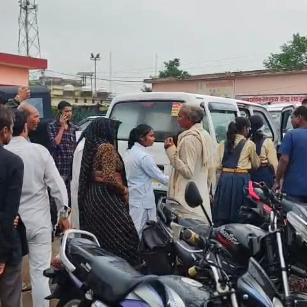 हमीरपुर में दो स्कूली बसों की आमने-सामने टक्कर:एक में सवार थे 19 बच्चे, दूसरी खाली, 6 छात्राएं घायल