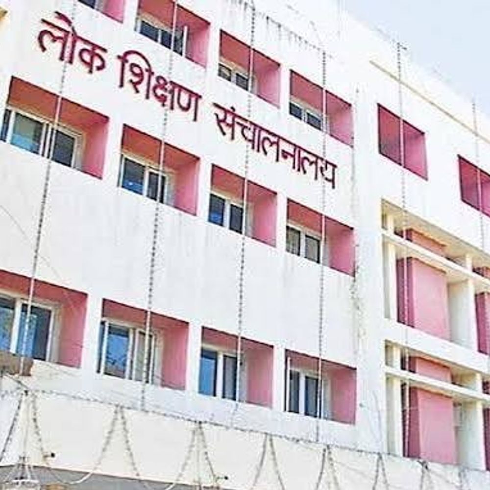 
                 लोक शिक्षण आयुक्त कार्यालय में प्रदर्शनकारियों से विवाद:आयुक्त के कक्ष में घुसे प्रदर्शनकारी; अभद्रता और मारपीट का आरोप, कल से आंदोलन करेंगे कर्मचारी 
            