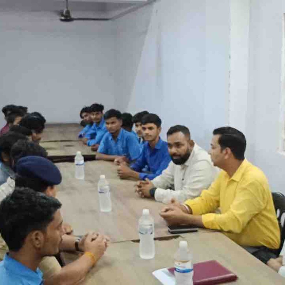 छात्र बोले-'हेडमास्टर-BWO का ट्रांसफर करे दें सर':DM ने अंबेडकर आवासीय विद्यालय का किया निरीक्षण,अव्यवस्थाओं पर फटकारा