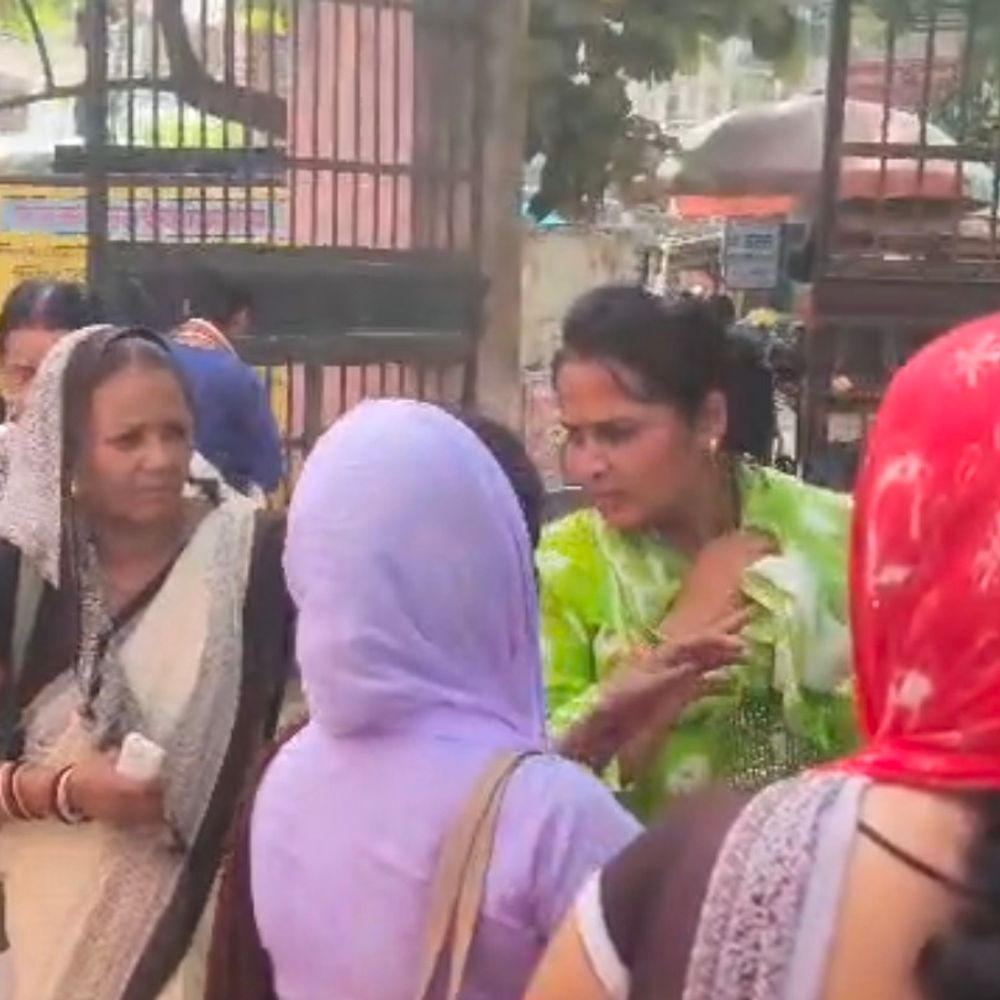 मनियर पीएचसी प्रभारी पर गंभीर आरोप:बलिया में महिला स्वास्थ्यकर्मी सीएमओ से मिलीं, कार्रवाई का आश्वासन