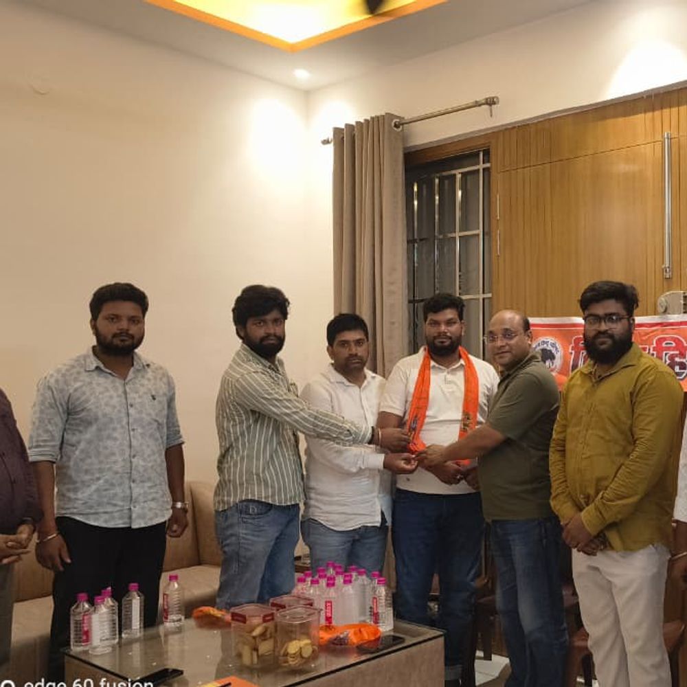 गोरखपुर में VHP की अहम बैठक:संतोष गिरी को मिली जिला प्रचार प्रमुख की कमान; नई टीम का अंगवस्त्र पहनाकर हुआ स्वागत