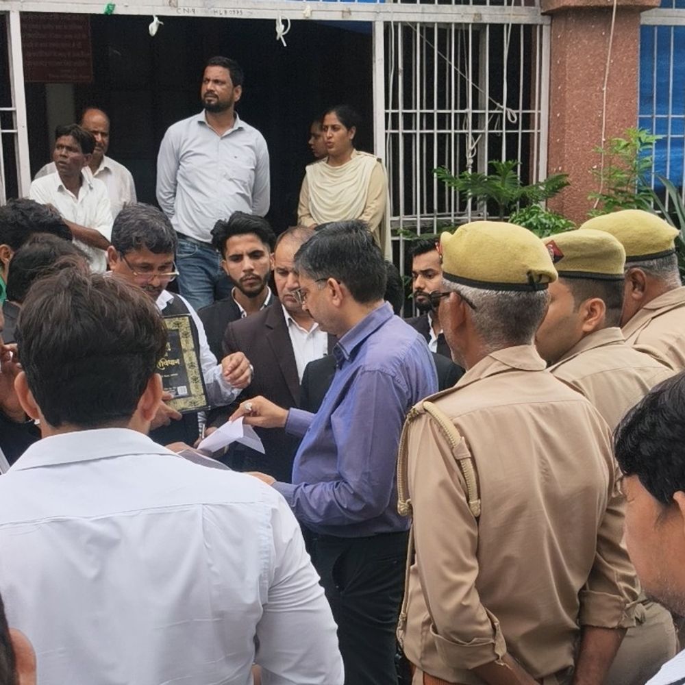 मेरठ के ललिता गौतम मर्डर केस में अनिश्चितकालीन धरना शुरू:पुलिस पर प्रदर्शन के दौरान पीटने का आरोप, SSP के सस्पेंसन की मांग