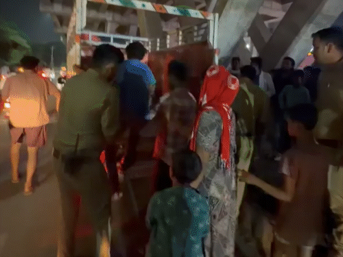 रोड एक्सीडेंट में व्यक्ति की मौत, खुर्रम चौराहे पर प्रदर्शन:पुलिस ने मृतक के साले को धमकाया, मुखबिर ने पीटा