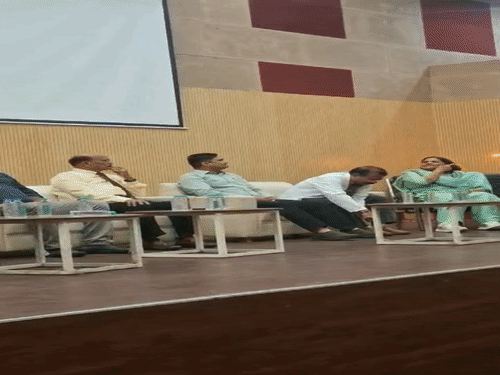 
                 इंदौर में पहली बार बना जबड़े का आर्टिफिशियल इम्प्लांट:23 साल की युवती की सर्जरी, CT स्कैन से 3D मॉडल बनाकर की गई सर्जरी 
            