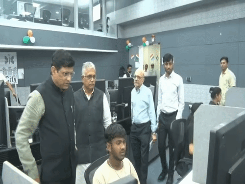 
                 इंदौर का स्वच्छता मॉडल देखने बंगाल से पहुंची टीम:मंत्री बोले- स्वच्छता में बहुत पीछे हैं, इंदौर का मॉडल अपनाएंगे 
            