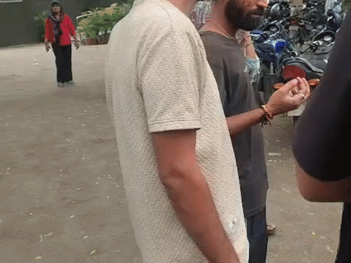 
                 निगमकर्मियों और रहवासियों के बीच विवाद:मामला मारपीट तक पहुंचा, एक के सिर में आई चोट, पुलिस ने की कार्रवाई 
            