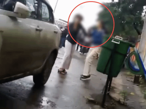 सागर कलेक्टर ऑफिस के बाहर युवतियों में विवाद, VIDEO:3 सेकेंड में 5 थप्पड़ मारे, फिर नीचे गिराया; दोनों ने थाने में शिकायत की, पुलिस जांच में जुटी