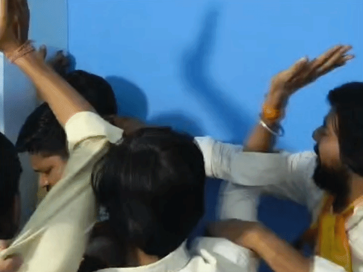 
                 भोपाल के फ्लैट में हिंदू संगठनों की दबिश का Video:महिला के साथ मिले मुस्लिम युवक की पिटाई की, पुलिस कर रही जांच 
            