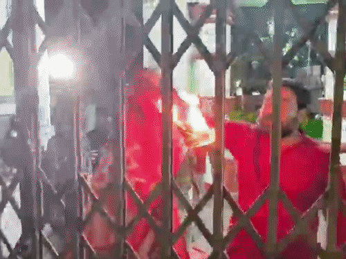 
                 जादवपुर यूनिवर्सिटी में ABVP-लेफ्ट छात्रों में झड़प:कई घायल; दोनों पक्षों ने हिंसा और बाहरी लोगों को लाने के आरोप लगाए 
            