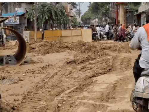 शॉर्टकट के चक्कर में जोखिम में जान:निर्माणाधीन आरओबी साइट से निकल रहे वाहन चालक