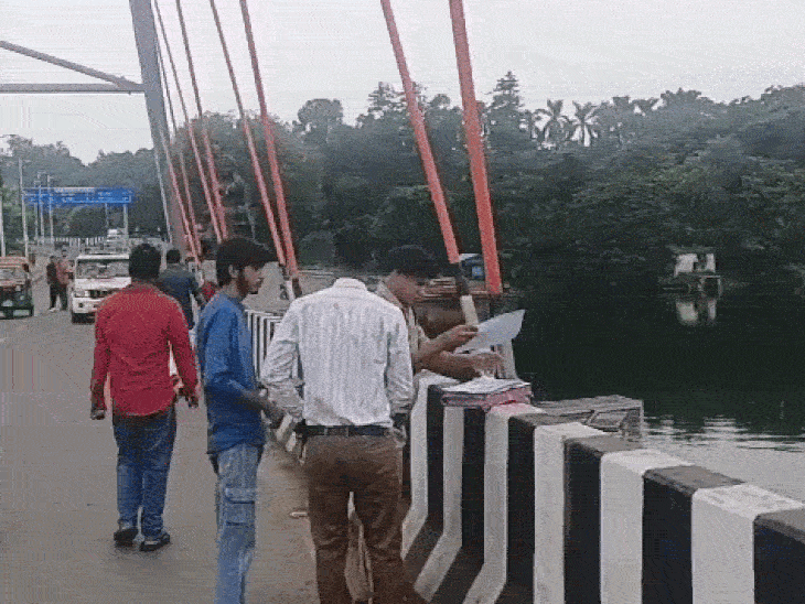 
                 भोपाल में कटे अंग तलाशने आरोपियों को लेकर पहुंची पुलिस:प्राइवेट पार्ट फेंकने की जगह बताई; छोटे तालाब में फिर शुरू हुई सर्चिंग 
            