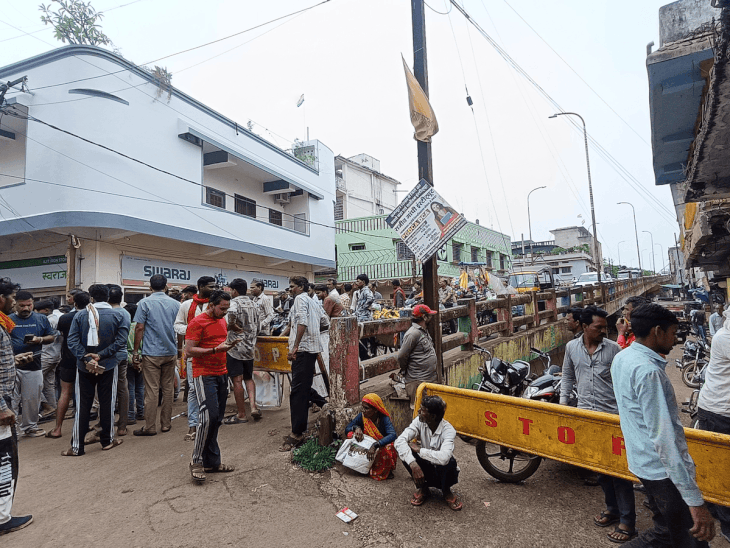 राशन दुकान नहीं खुली तो सड़क पर बैठी भीड़:  अशोकनगर में सेल्समैन के समय पर न पहुंचने पर चक्काजाम; राहगीरों से झगड़ा हुआ – Ashoknagar News