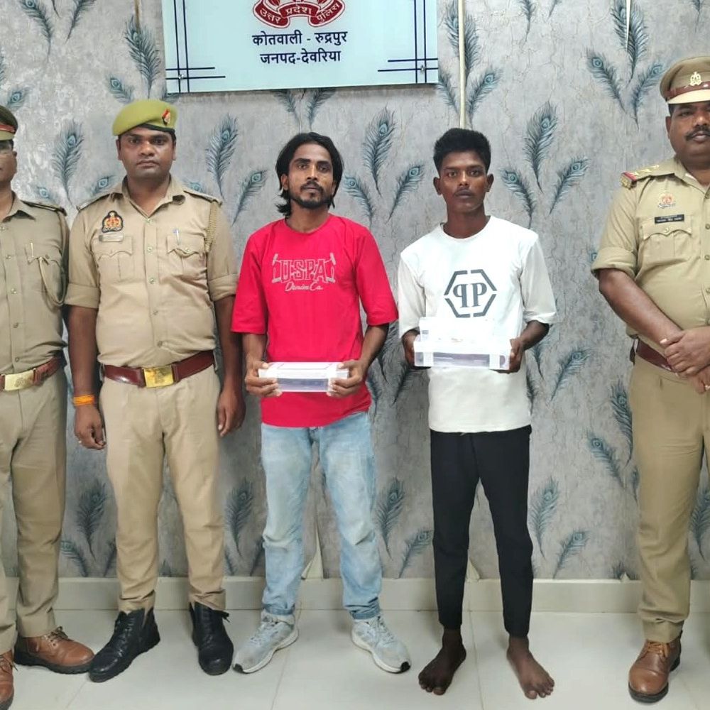 ई-रिक्शा सवार महिला से मंगलसूत्र झपटने वाले दो आरोपी गिरफ्तार:देवरिया पुलिस ने तमंचा, कारतूस और मंगलसूत्र किया बरामद