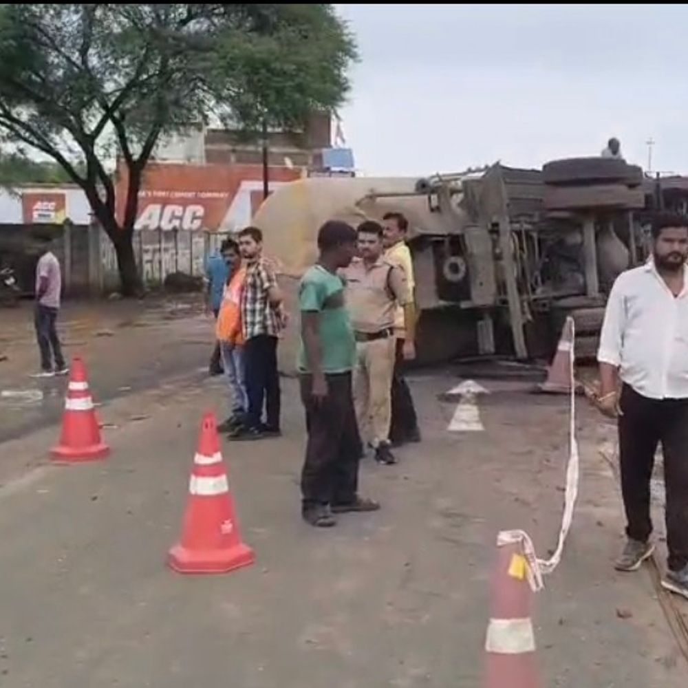 पीरबाबा फ्लाईओवर पर अनियंत्रित कैप्सूल ट्रक पलटा:मैहर जा रहा था, ढाबे के पास सड़क पर फिसला; बाल-बाल बचे मजदूर