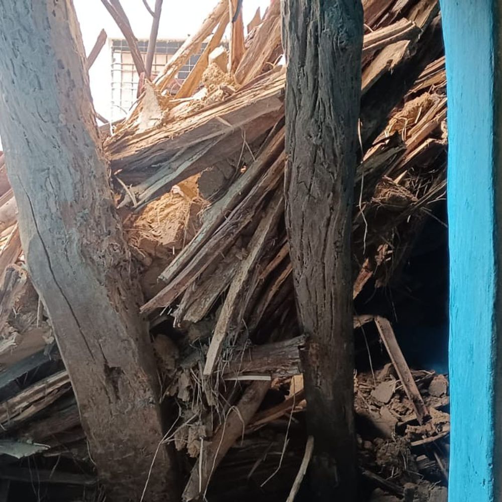 अनूपपुर में भारी बारिश से कच्चा मकान ढहा:दो भाइयों का गृहस्थी सामान मलबे में दबा, जनहानि नहीं, मुआवजे की मांग