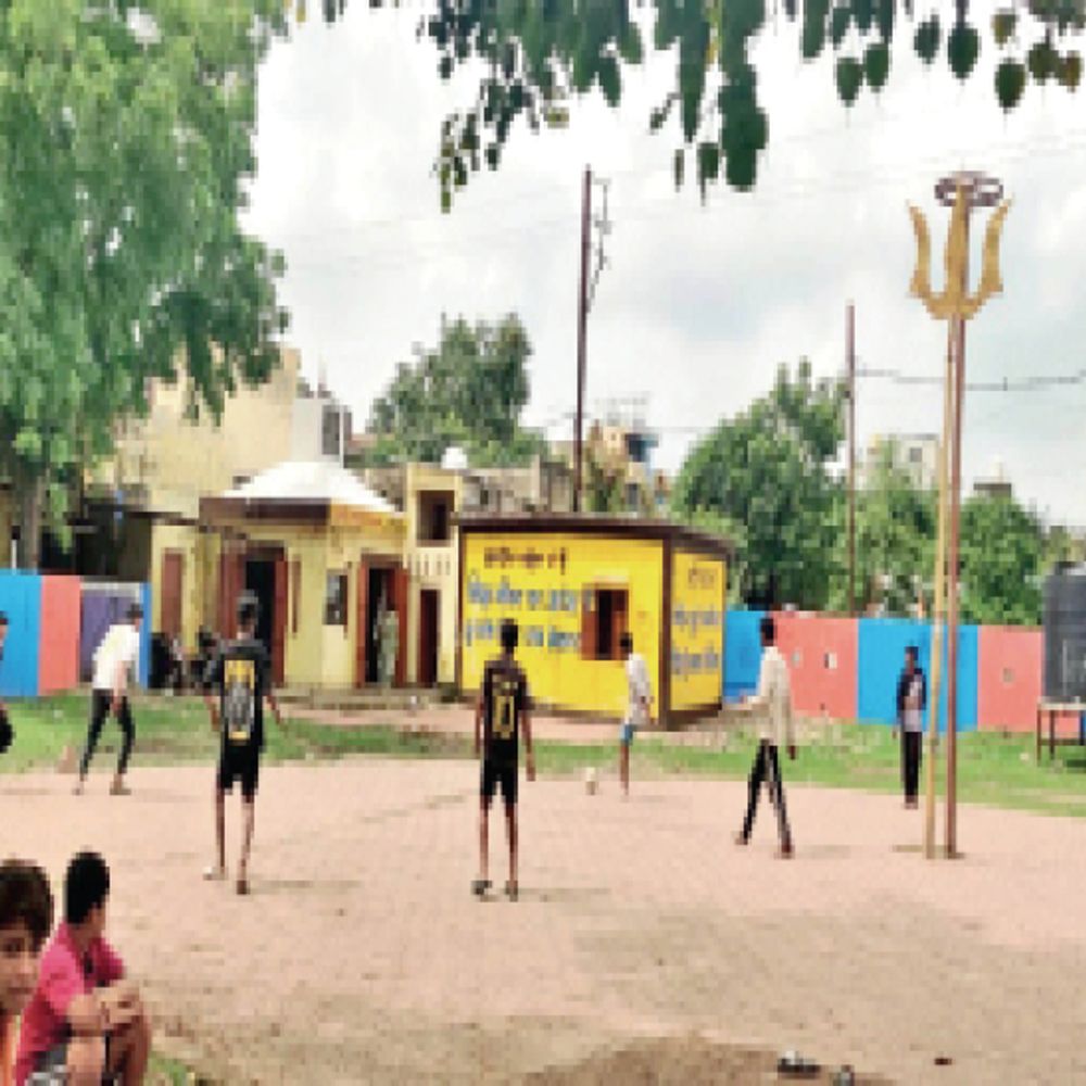 
                 सरकारी स्मार्ट स्कूल:भील कॉलोनी में 3 साल से अटका निर्माण, अहिल्या पल्टन में नया भवन तैयार फिर भी जर्जर कमरे में पढ़ने को मजबूर बच्चे 
            