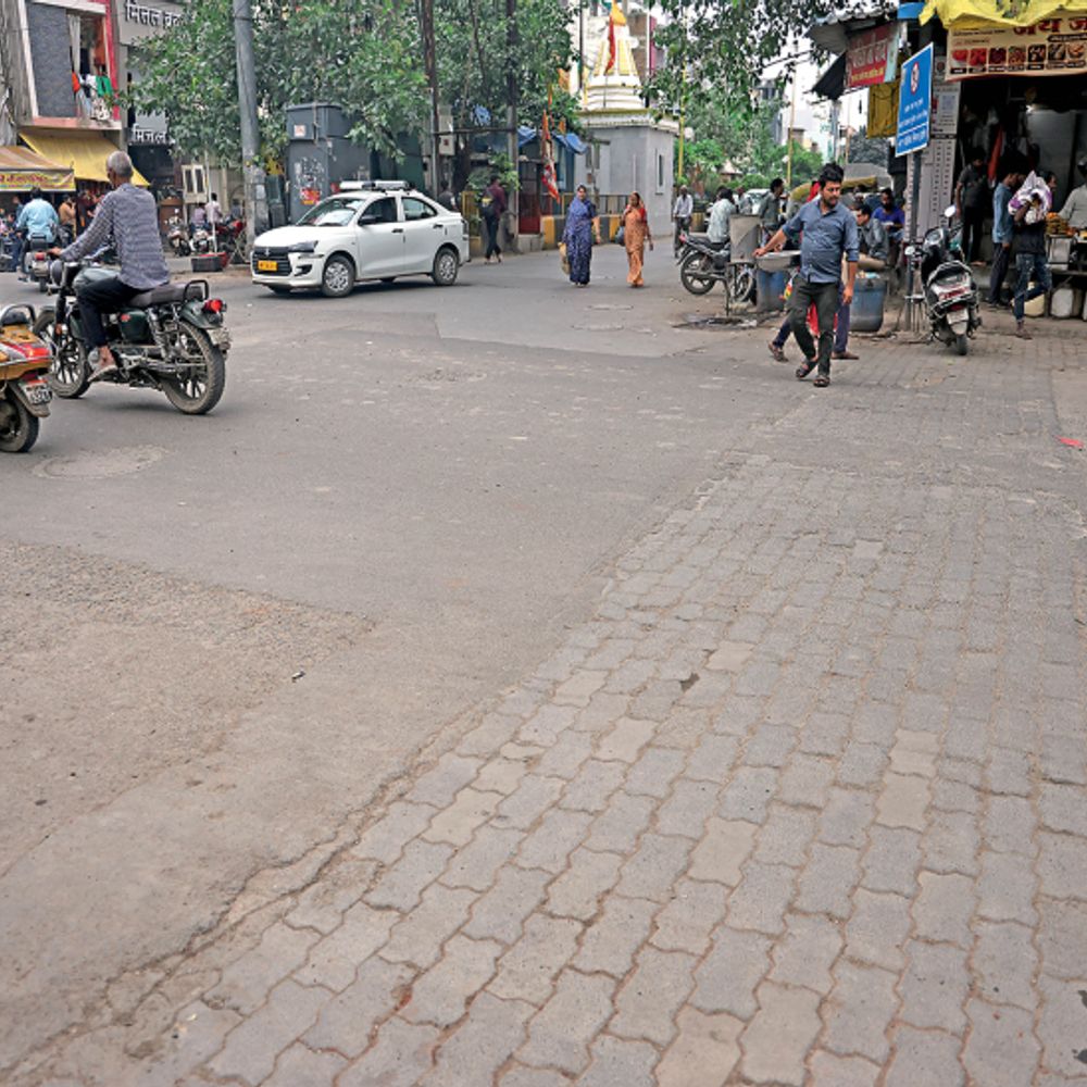 
                 मोटा शुल्क वसूल रहे पर सुविधाएं अधूरी:स्मार्ट सिटी... 72 करोड़ रुपए देकर भी न 24 घंटे पानी मिला, न अच्छी सड़क 
            