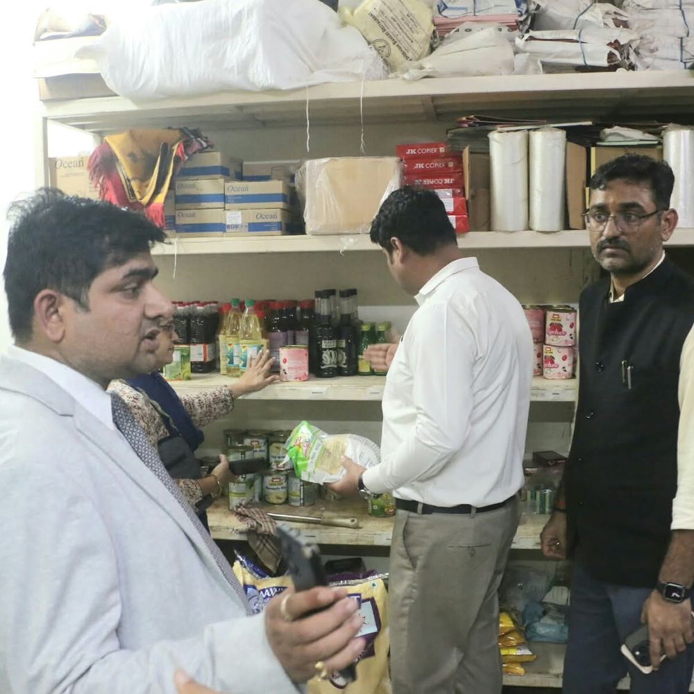 
                 भोपाल में विशेष म्युनिसिपल मजिस्ट्रेट की मोबाइल कोर्ट:होटल-रेस्टोरेंट की जांच; 11 प्रकरण में 51 हजार रुपए का जुर्माना 
            