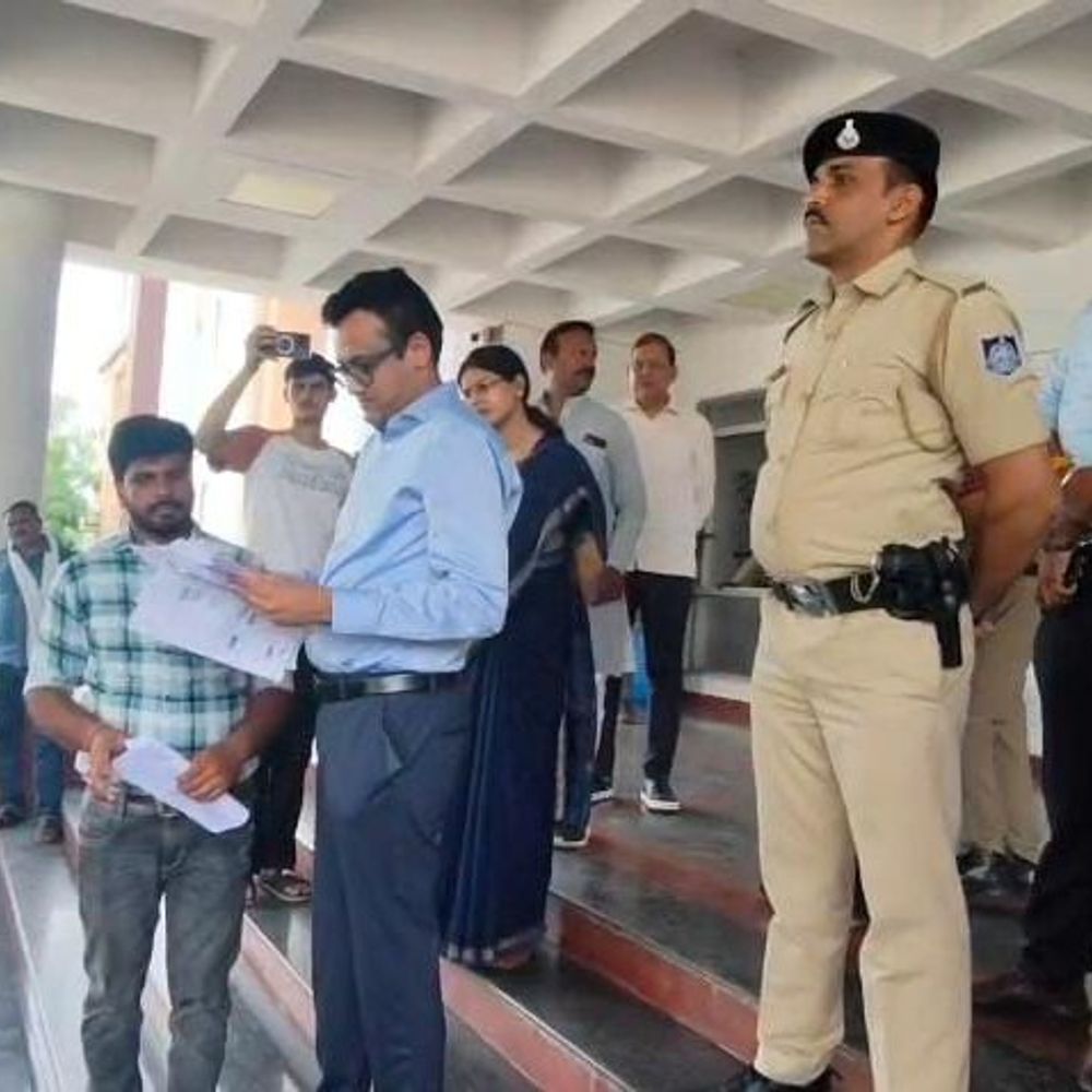 
                 ग्रामीणों ने रतलाम कलेक्ट्रेट में दिया मौन धरना:कलेक्टर बोल- 5 लोग चैंबर में आकर मिलें; प्रदर्शनकारी बोले- जो बात करना है यहीं करो 
            