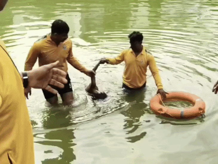 पानी से भरे गड्ढे में डूबा 7 साल का बच्चा,मौत:खाली प्लॉट में भरा था बारिश का पानी, खेलते समय फिसला पैर, 20 मिनट तक रेस्क्यू कर निकाला शव