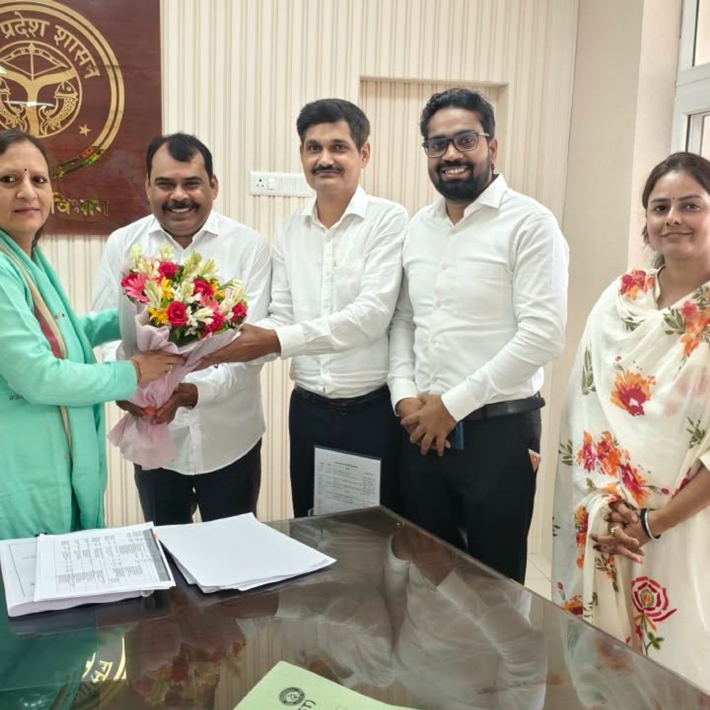 लखनऊ में अपर मुख्य सचिव को ज्ञापन सौंपा:जीएसटी अफसरों ने विभागीय संवर्ग के पदों पर आईएएस तैनाती हटाने की मांग की