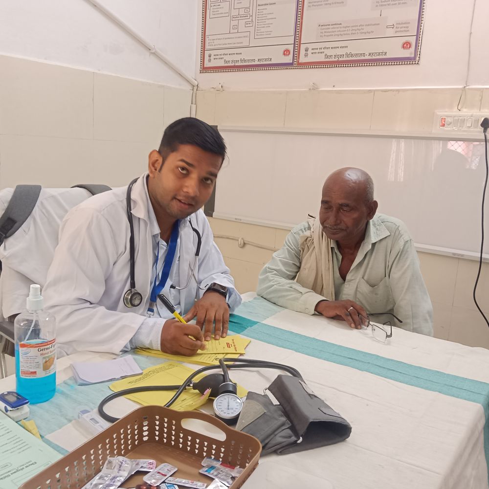 महराजगंज में अस्पताल में मरीजों की संख्या बढ़ी:उल्टी-दस्त, डायरिया और सर्पदंश के मामले अधिक