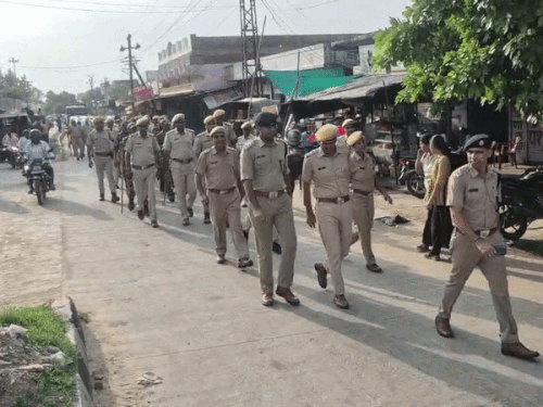 दौसा में निकाय चुनाव को लेकर पुलिस का फ्लैग मार्च:निष्पक्ष-शांतिपूर्ण वोटिंग का मैसेज; SP बोले- गड़बड़ी की तो सख्त एक्शन लेंगे