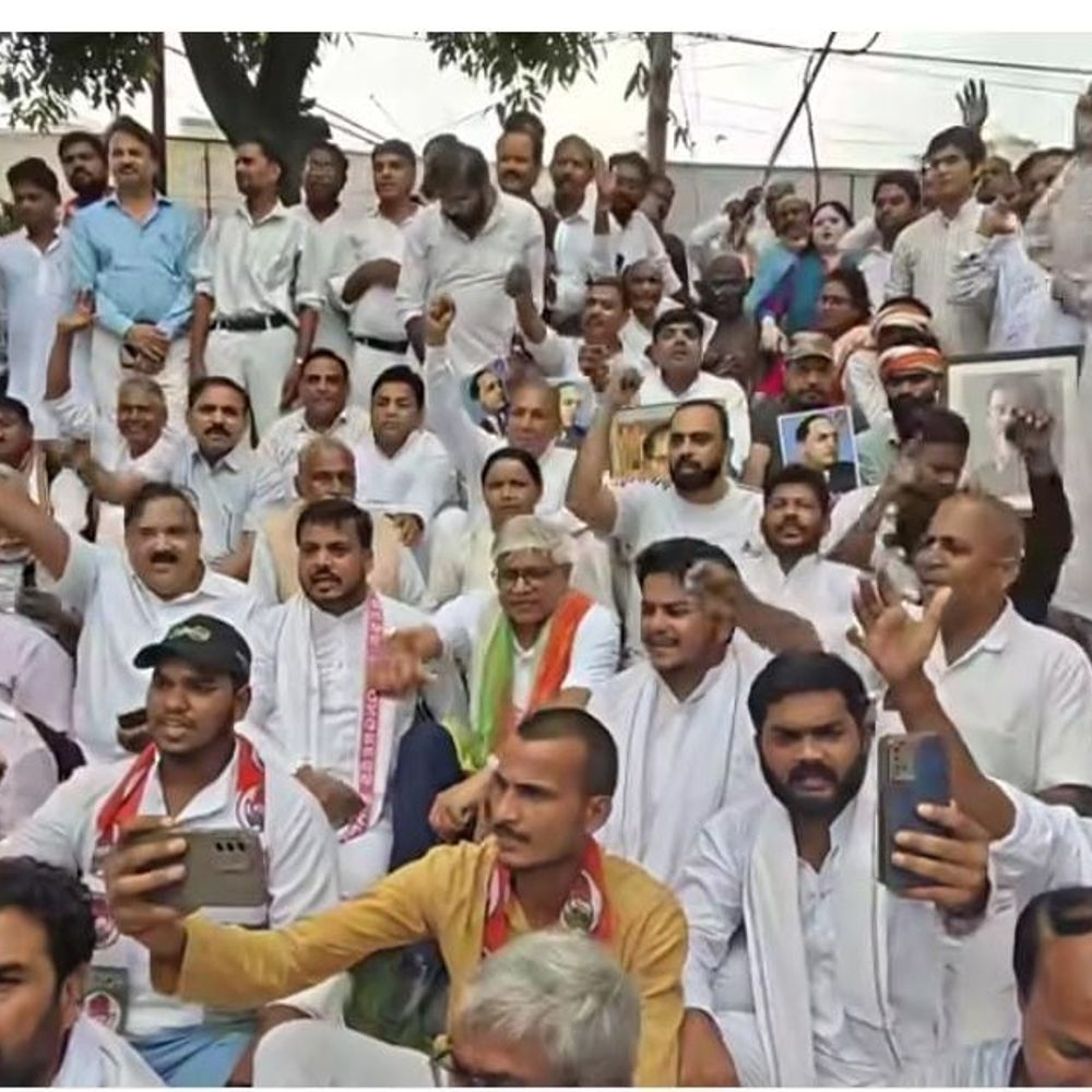 लखनऊ में कांग्रेस कार्यकर्ताओं का विरोध प्रदर्शन:राहुल गांधी के धरने को समर्थन दिया , दिल्ली में दर्ज हुई FIR को कांग्रेस की जीत बताई