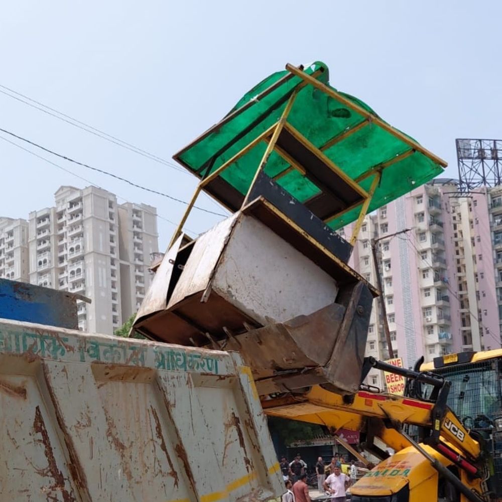 ग्रेटर नोएडा में 12 अवैध दुकानें तोड़ी:सड़क किनारे कब्जे पर चला प्राधिकरण का बुलडोजर, रेहड़ी-पटरी और काउंटर भी जब्त
