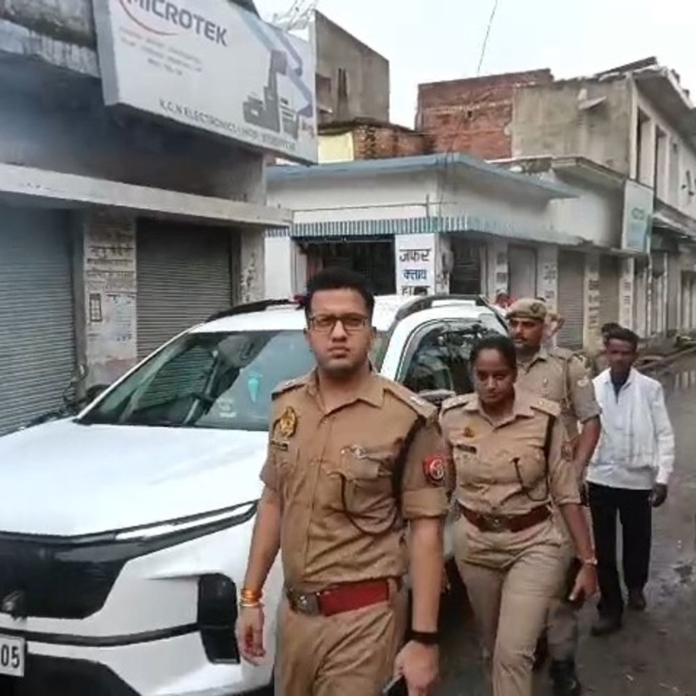 पीलीभीत में सर्राफा दुकान से 12 लाख के जेवर चोरी:सुबह टूटे मिले दुकान के ताले, CCTV फुटेज खंगाल रही पुलिस