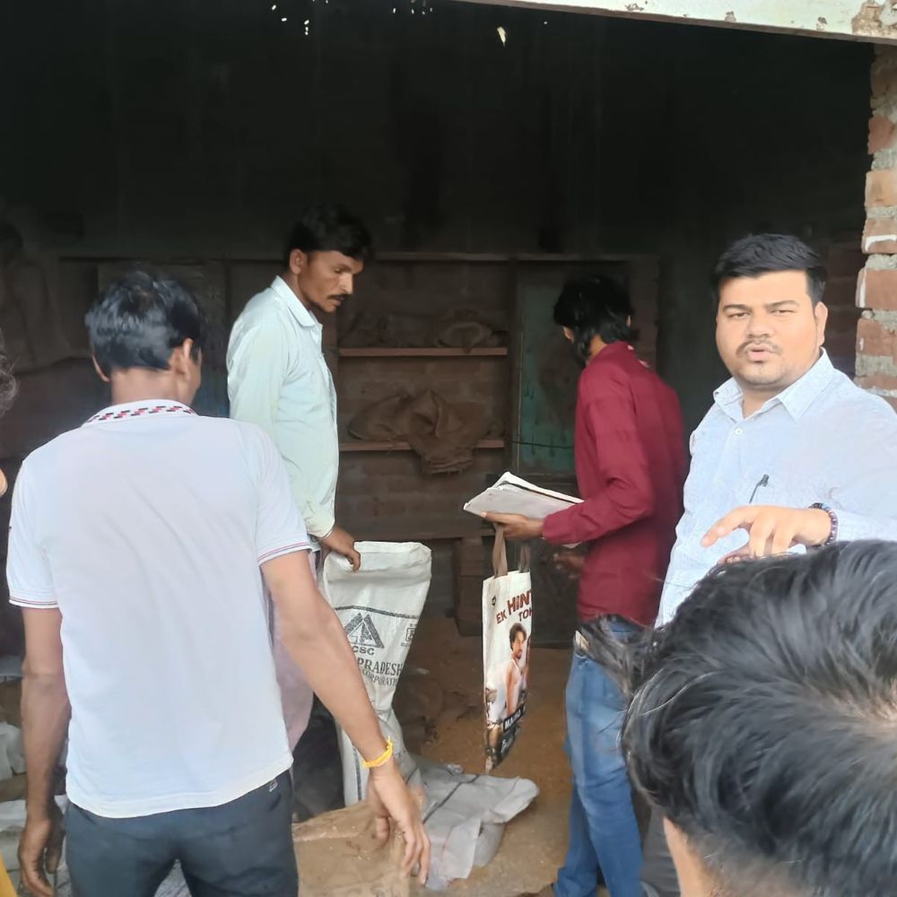 4 महीने से 78 परिवारों को नहीं मिला राशन:शिवपुरी में राशन दुकान के सेल्समैन को जेल भेजा