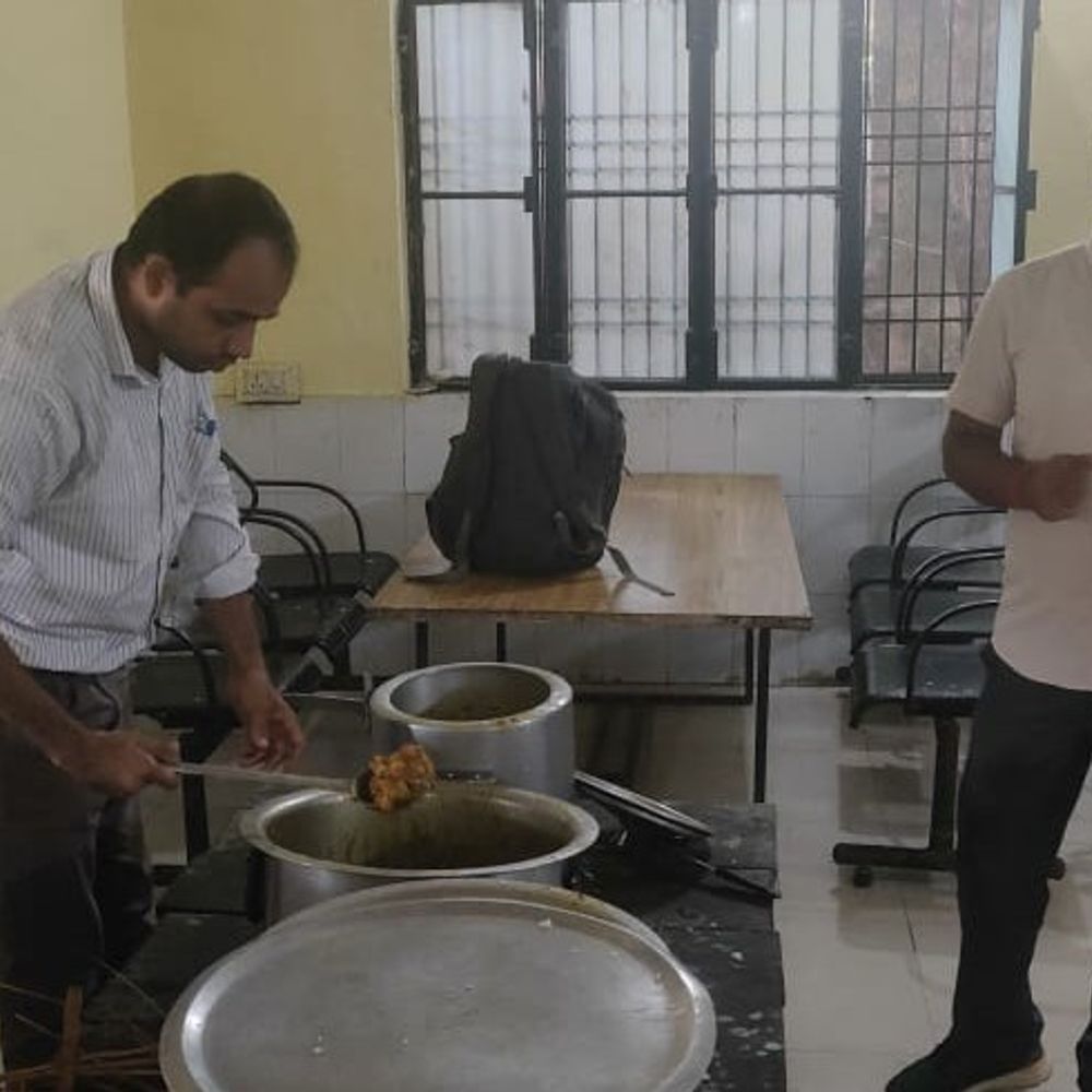 बांदा में बच्चों की मौत के बाद खाद्य-विभाग की छापेमारी:स्कूल की रसोई और मेस जांची, मोमोज-फिंगर निर्माण स्थल से तेल के नमूने लिए