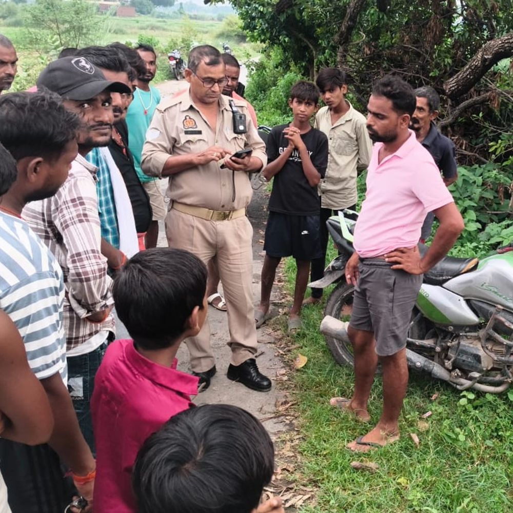 प्रयागराज में बेकाबू बाइक की टक्कर से बुजुर्ग की मौत:आटा चक्की जाते समय नशेड़ी बाइक सवार ने रौंदा, परिजनों में कोहराम