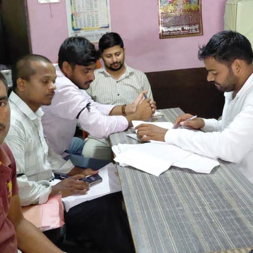 लेखपालों ने एंटी करप्शन कार्रवाई को बताया फर्जी:अयोध्या में लेखपाल की गिरफ्तारी पर न्यायिक जांच की मांग