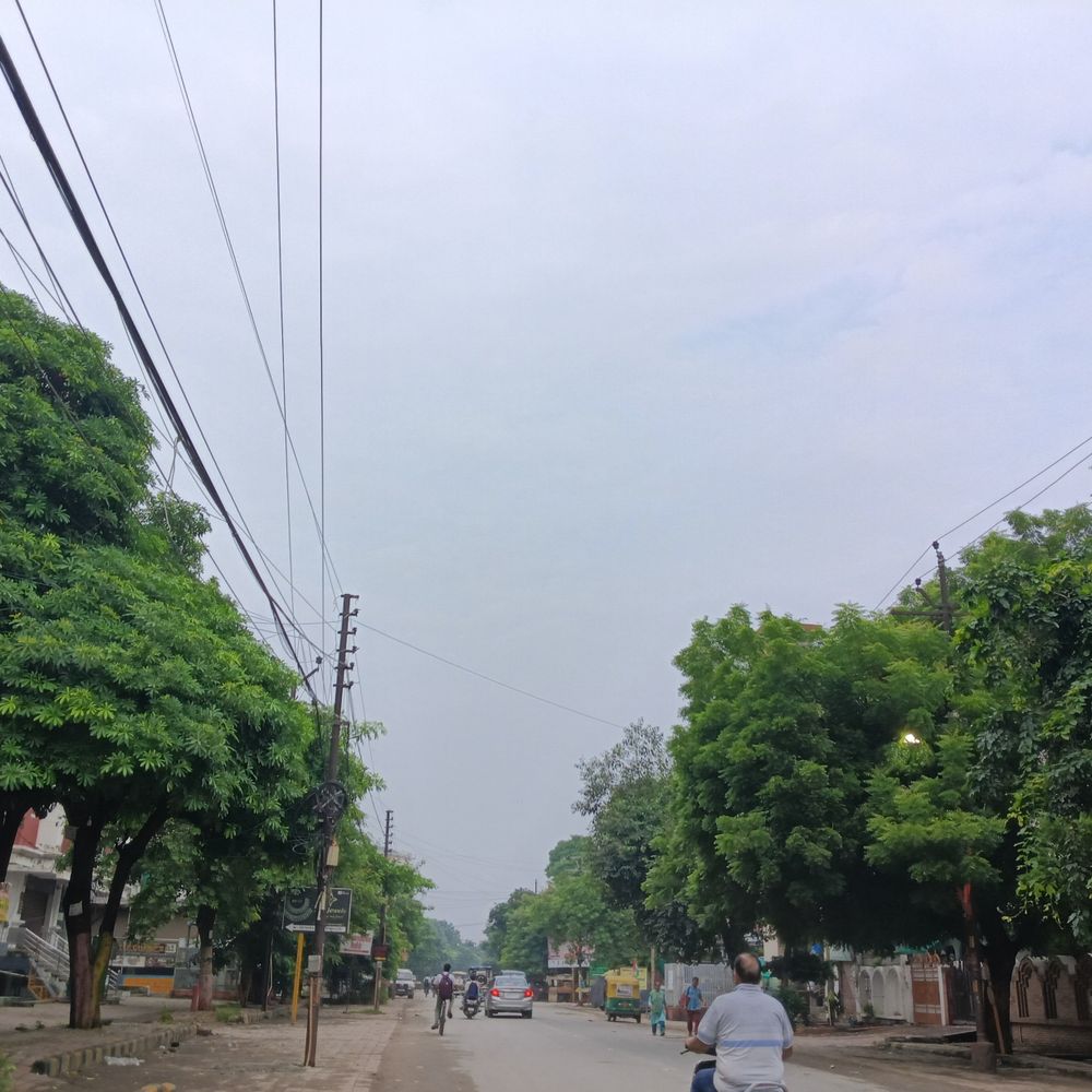 आगरा में सुबह से छाए बादल, उमस से राहत नहीं:दिन में बारिश की है संभावना, अगले कुछ दिनों तक ऐसा ही रहेगा मौसम