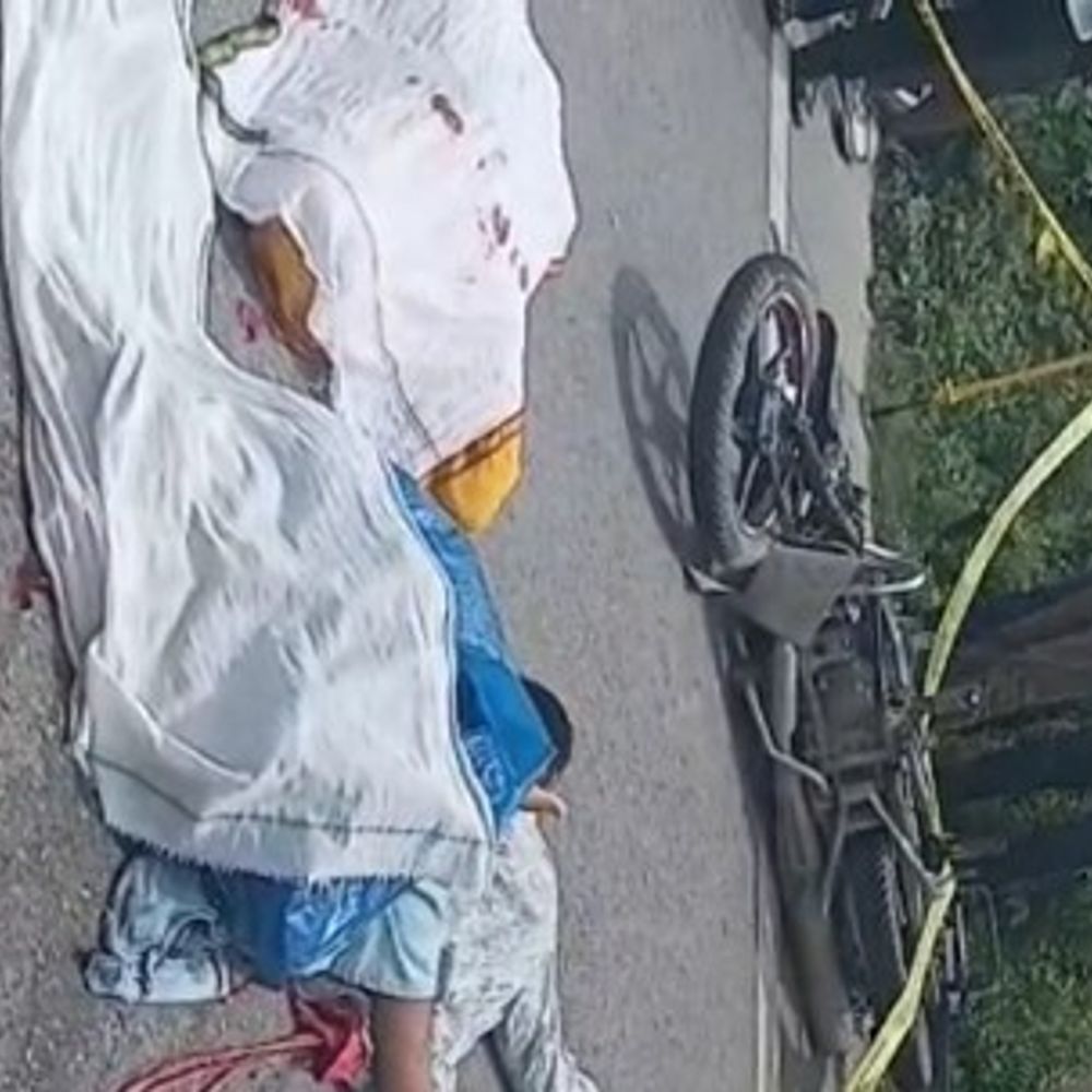 मऊ में सड़क हादसा, मां-बेटे की मौत:ट्रेलर ने बाइक को रौंदा, चालक फरार; पुलिस ने वाहन जब्त किया